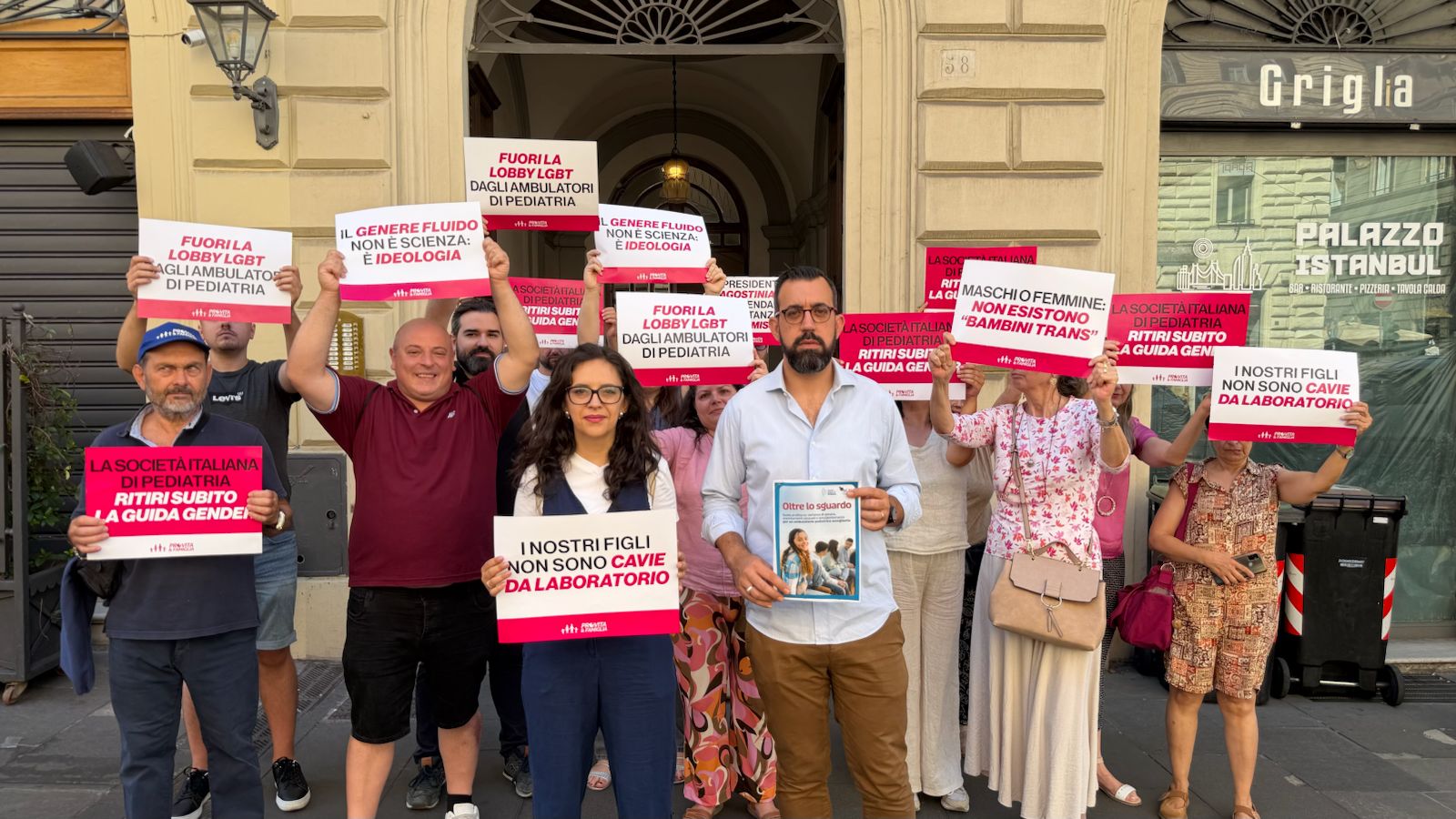Salute. Protesta Pro Vita davanti sede pediatri italiani: «Ritirare Guida Gender su bambini trans» 1