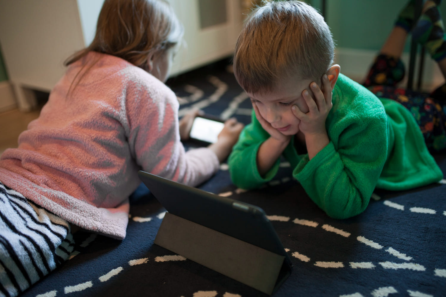 Ecco come il troppo uso di smartphone e tablet fa ammalare i bambini 1
