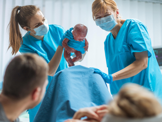 Parto e allattamento al seno per uomini trans. L’assurda deriva dell’Associazione italiana di Ostetricia 1