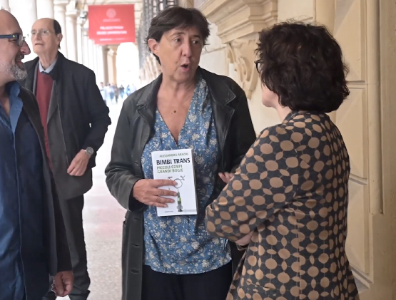 I collettivi attaccano e cacciano i relatori del convegno sui "bimbi trans". Arachi: «Non hanno neanche letto il libro» 1