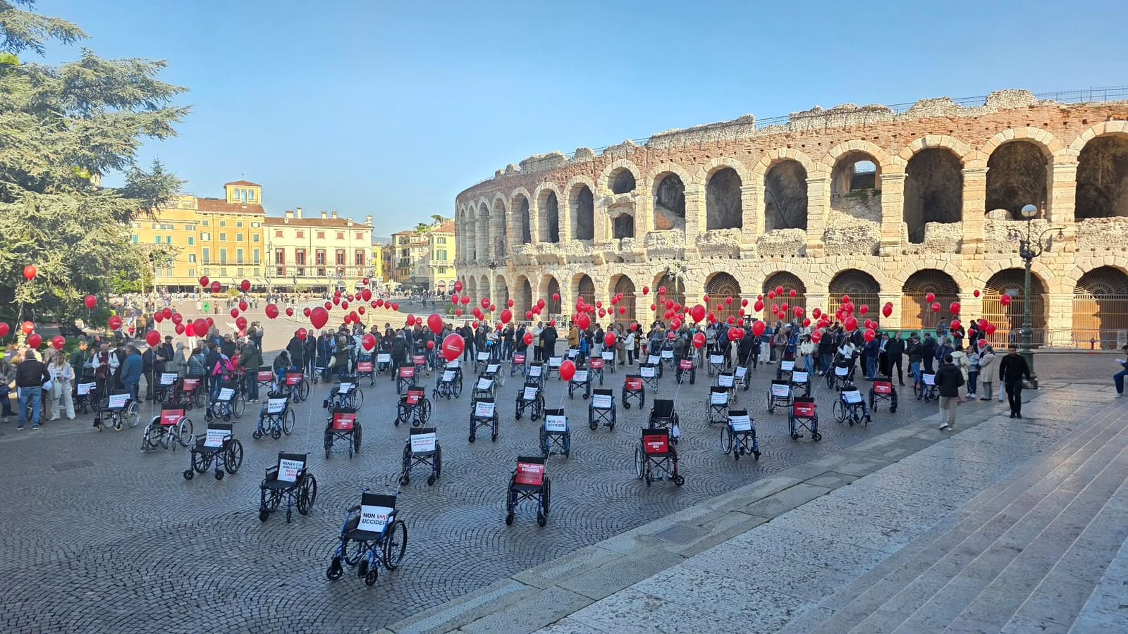 Fine vita, sedie a rotelle vuote in piazza a Verona. Sit-in di Pro Vita e Family Day: «Governo impugni legge Veneto!» 1
