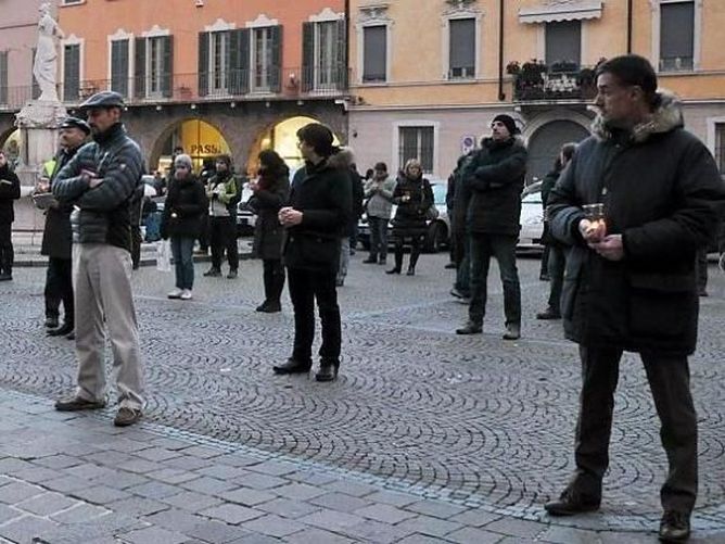 Contestazione gay al presidio delle Sentinelle a Brescia 1