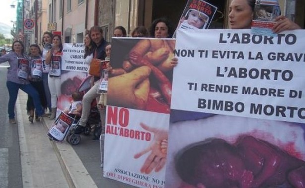 Caserta. L’ass. No194 davanti alla cattedrale contro l’aborto 1