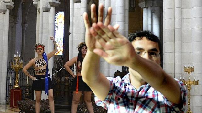 Femen incatenate al Crocifisso: “L’aborto è sacro” 1
