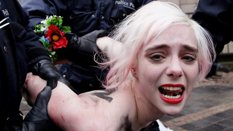 Spagna, le Femen all’assalto dell’arcivescovo di Madrid: «L’aborto è sacro» 1