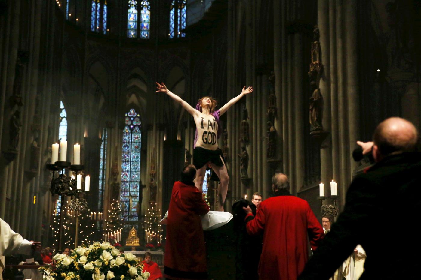 femen_altare_Natale_Messa