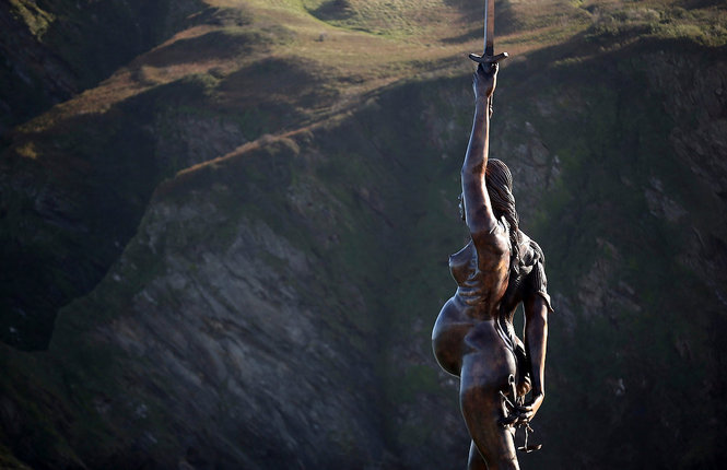 Perchè la statua di una donna incinta mette in crisi un intero paese? 1