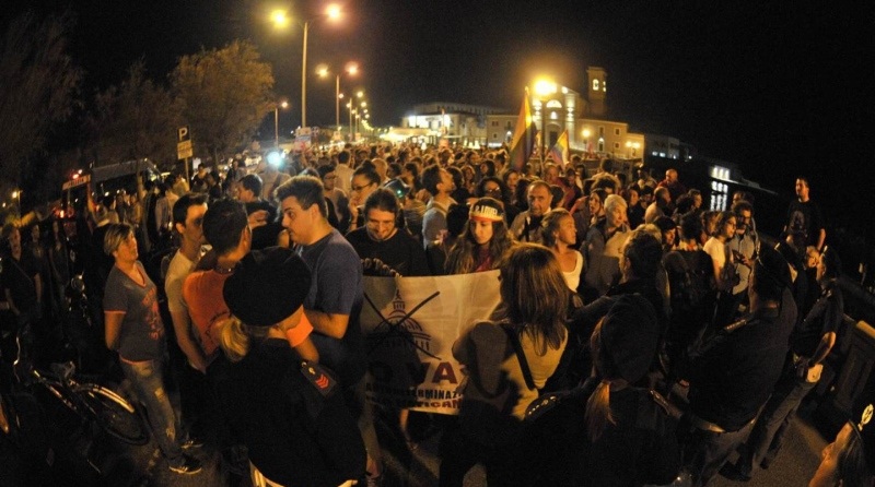 La Manif Pour Tous contestata a Livorno. Sarcastico Mario Adinolfi 1