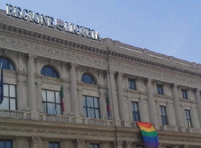 Provocazione contro le Sentinelle in piedi – Arcobaleno dal Palazzo della Regione Liguria 1