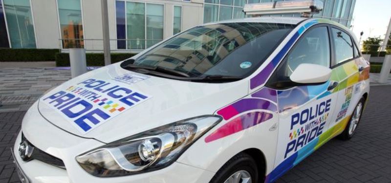 Manchester – Polizia con auto gay friendly 1