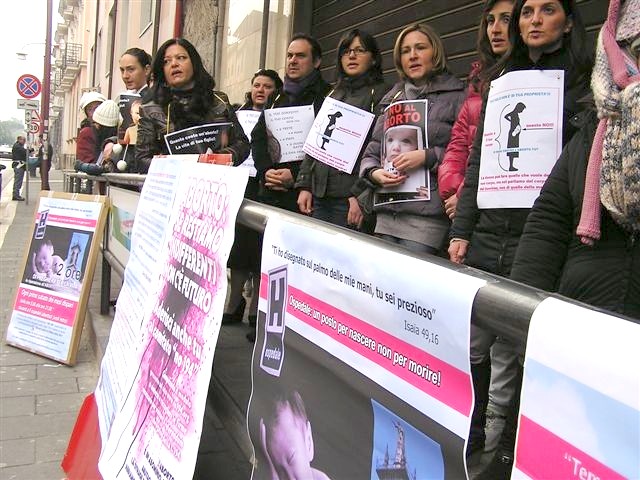 &#8216;Caserta dice no all’aborto’. Distribuiti mille volantini fuori la chiesa di San Benedetto Abate 1