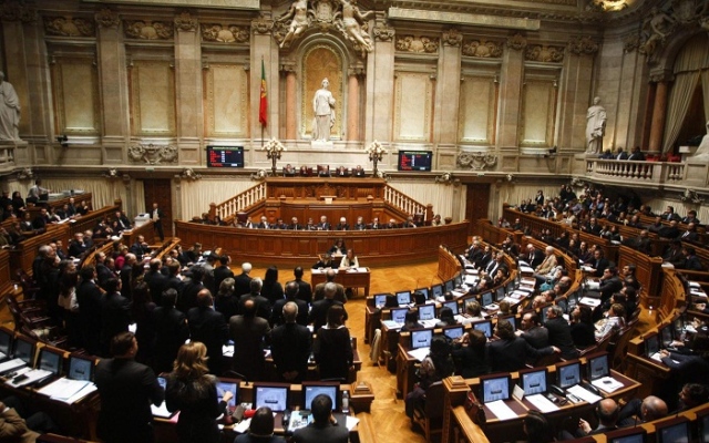 Il Parlamento portoghese boccia le adozioni gay 1
