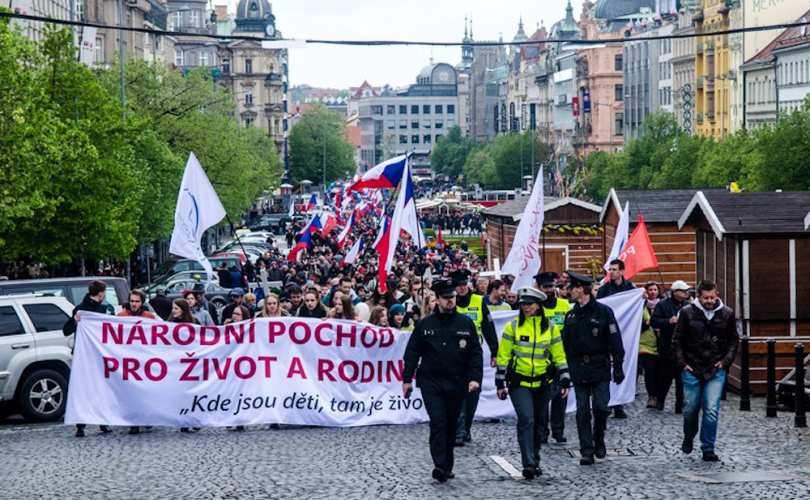 Praga marcia per la vita