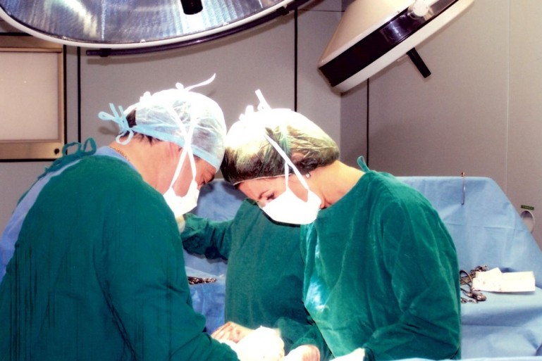 chirurghi che operano in sala operatoria