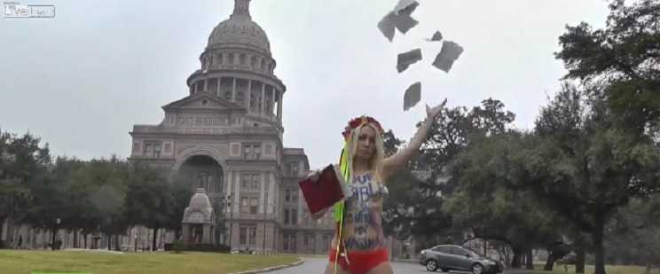 Texas – Femen protesta per l’aborto strappando una Bibbia 1