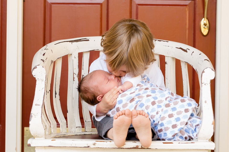 fratelli_sorella_fratello_bambino_neonato