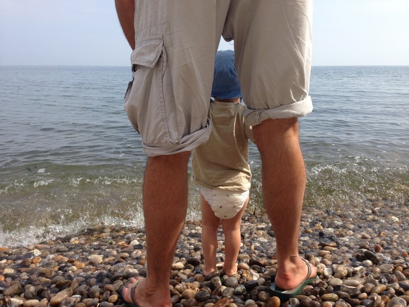 gambe_papà_bambino_spiaggia_mare_uomini_figlio_ padri