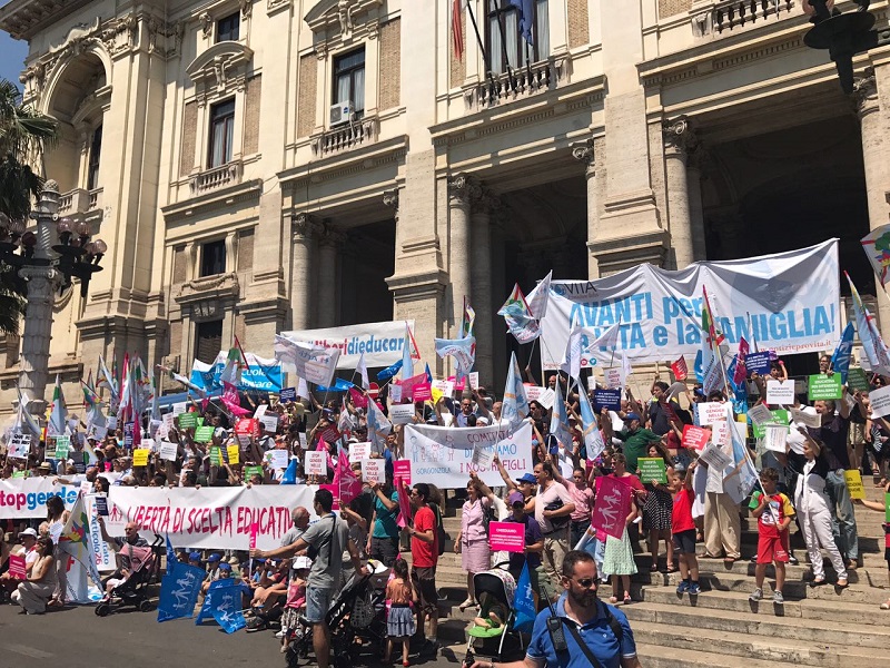 Gender a scuola: la manifestazione di fronte al MIUR 1