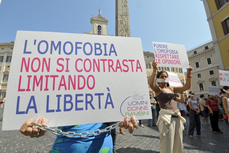 P.zza Montecitorio, flash mob contro l'omofobia