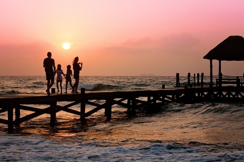 mare_famiglia_tramonto_genitori_figli_matrimonio_unioni-civili