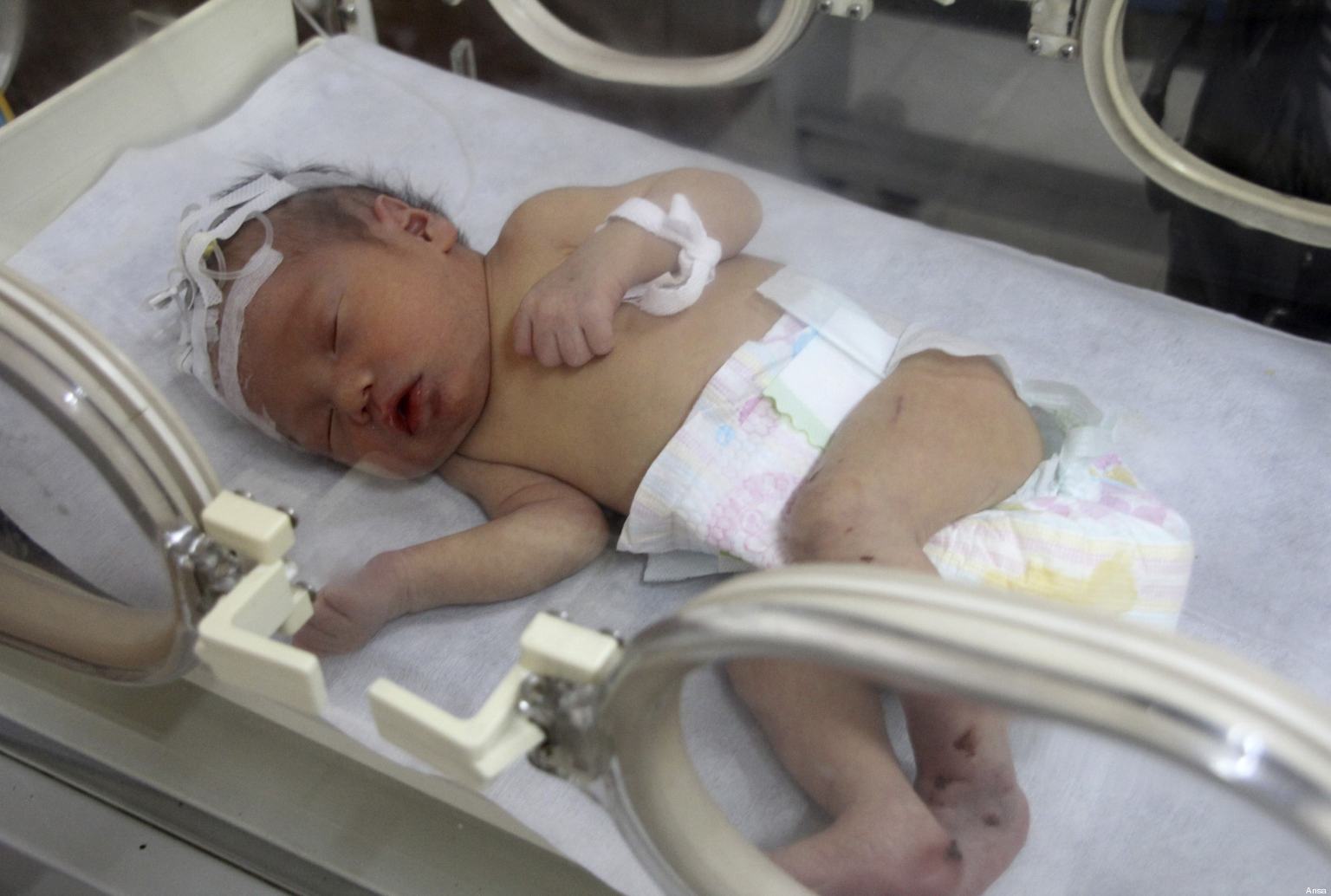 Neonato gettato nel water, sopravvive nel tubo della fogna, salvato dai pompieri 1