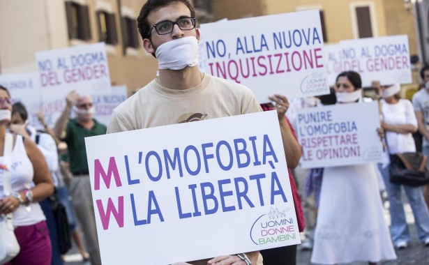 P.zza Montecitorio, flash mob contro l'omofobia