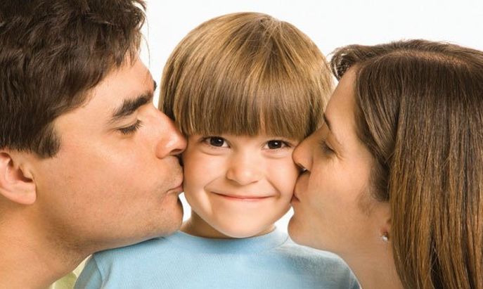 Una bambina ha bisogno di una mamma e di un papà 1