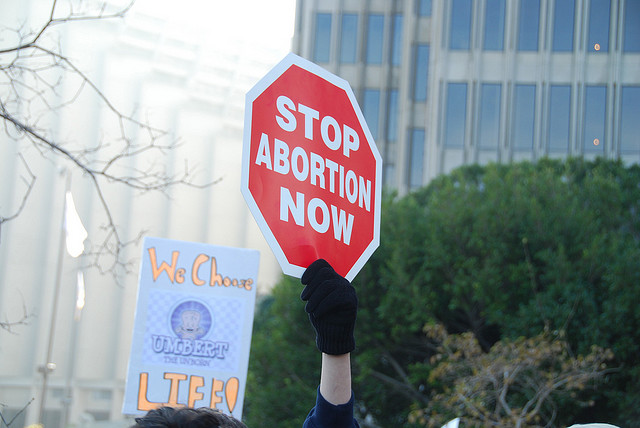 Padre combatte per salvare il suo bambino dall’aborto dopo aver visto i pro-life in clinica 1