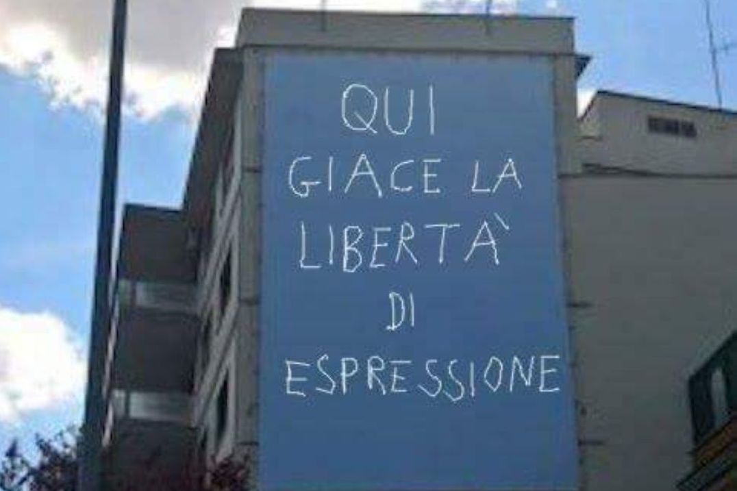 qui giace_ libertà_ manifesto_aborto_Raggi_bambino