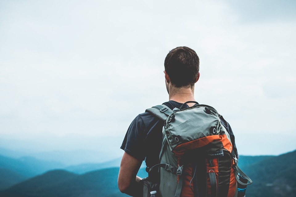 ragazzo_zaino_montagne_panorama_uomo_uomini