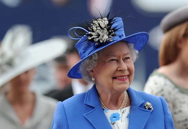 La regina Elisabetta ha «tradito il giuramento su Dio» e ha firmato la legge sulle nozze gay 1