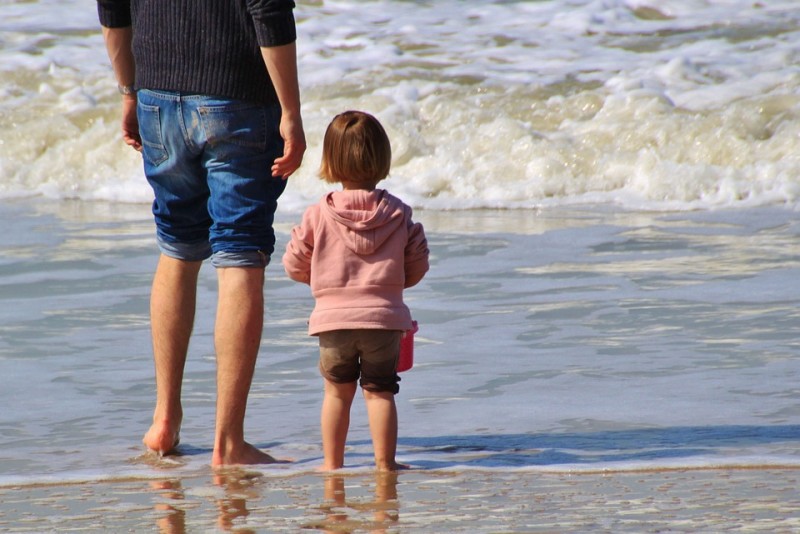 spiaggia_padre_figlia_uomini_uomo