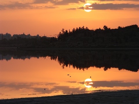 tramonto_rovescio_sottosopra_mondo_sole_famiglia_giovani_anziani